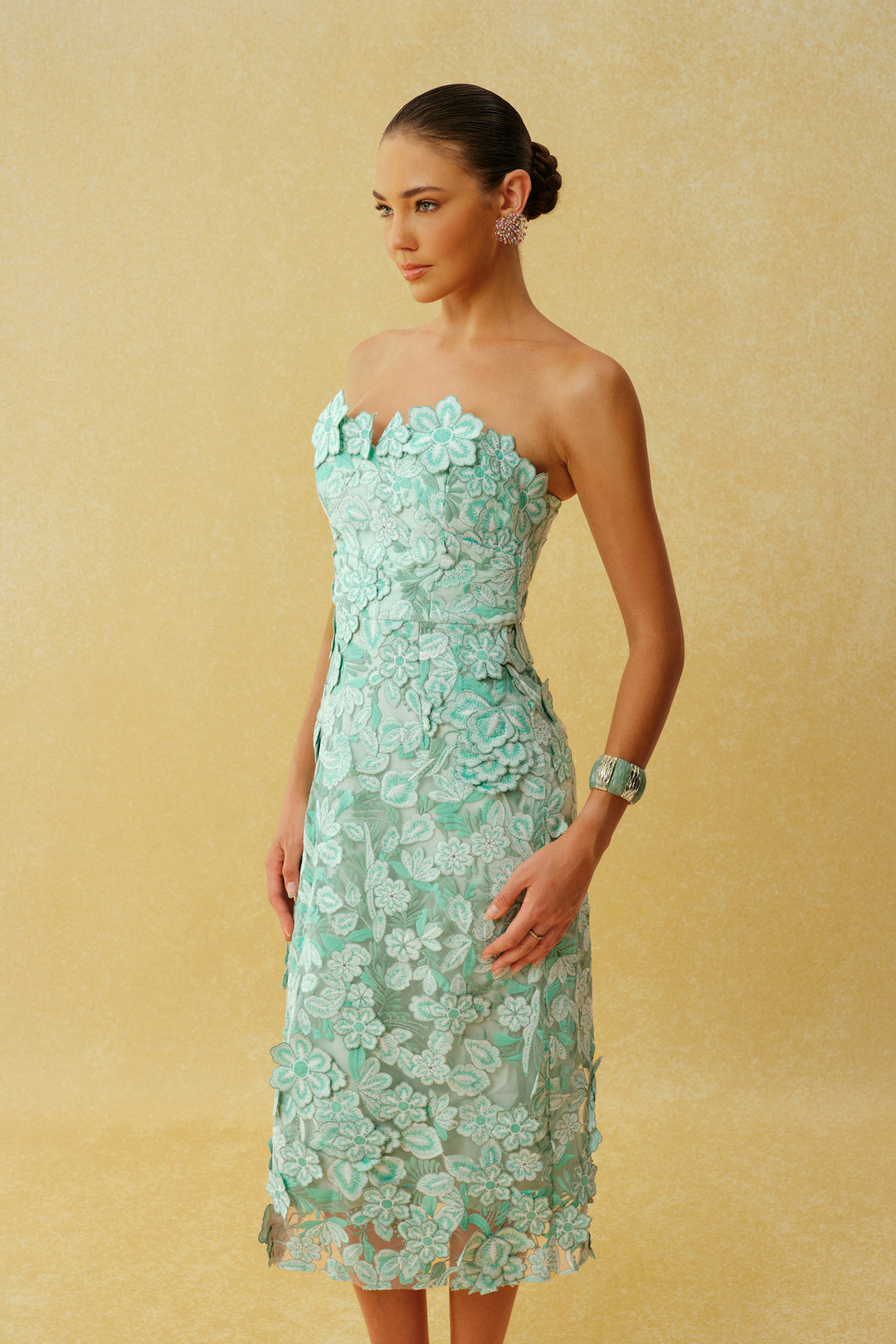 Spezielle Einladung mintgrünes trägerloses Midikleid mit Blumenstickerei Größenübersicht