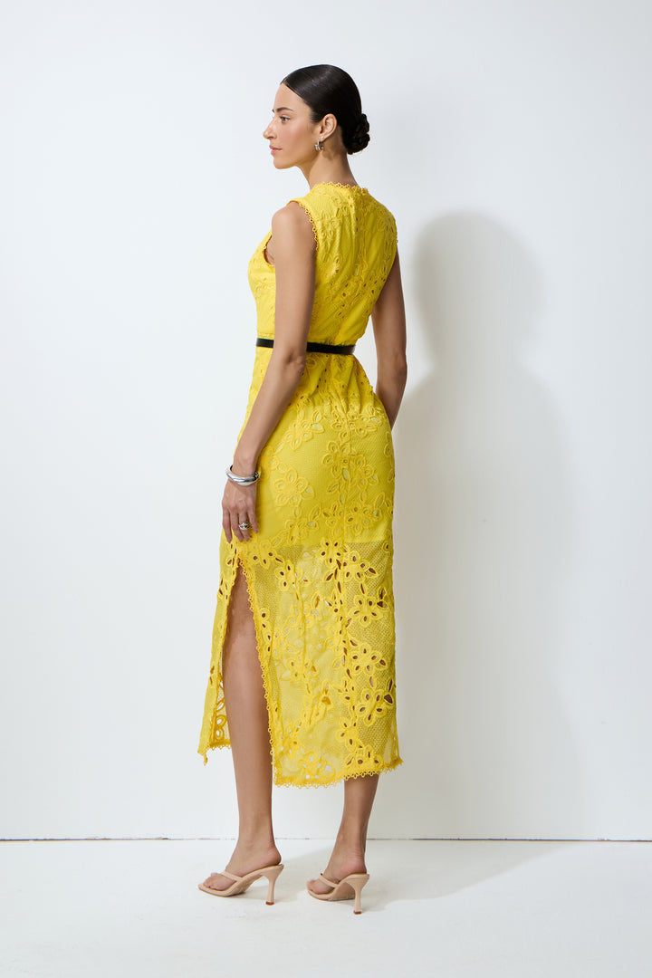 Kleid mit schwarzem Gürtel