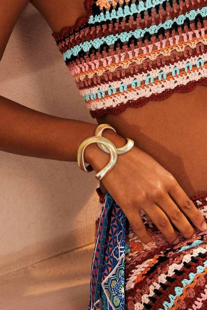 Nahaufnahme der Oberfläche des geometrischen Armbands - KYMA