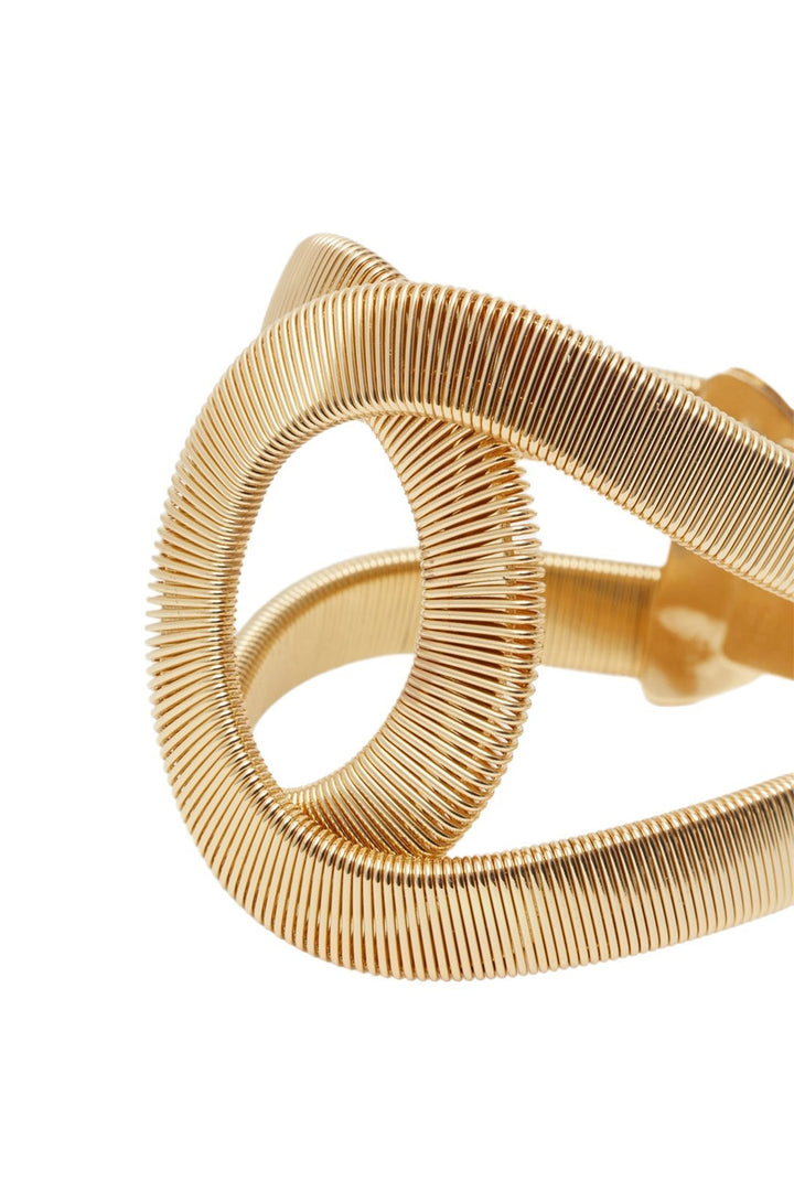 Modell mit geometrischem Armband mit Metallic-Textur - KYMA