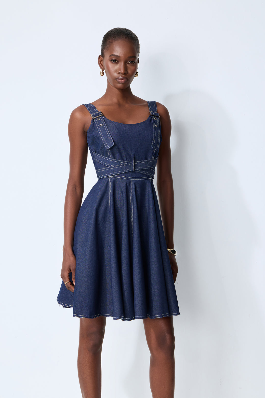 Stylisches Jeans-Minikleid mit Trägern vorne