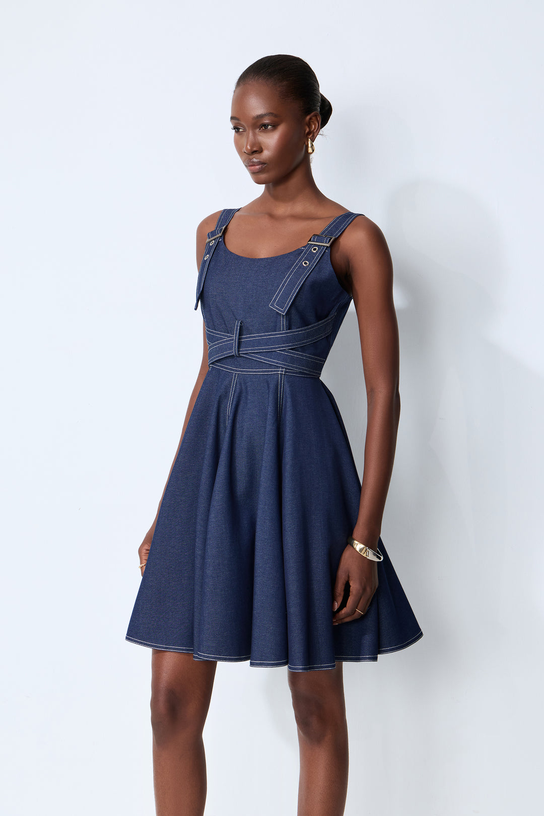 Model trägt das blaue Denim-Minikleid