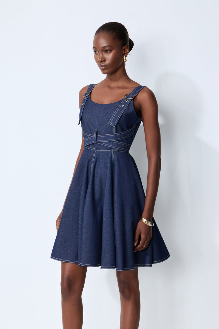 Model trägt das blaue Denim-Minikleid