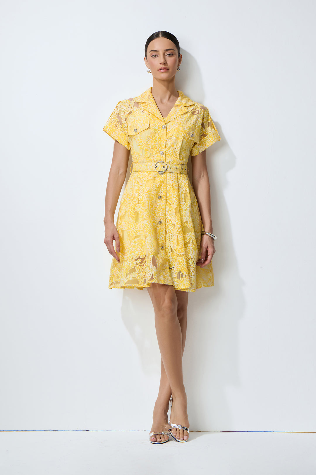 Süßes Blumen-Spitzenkleid in Gelb – Vorderansicht