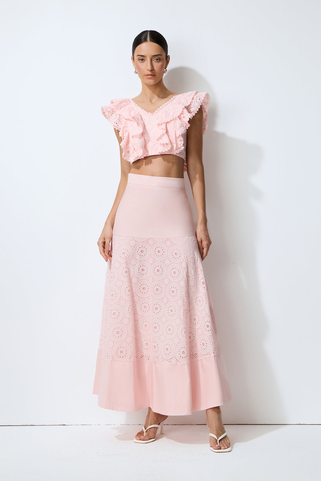 Model trägt das rosa Rüschen Set – KYMA