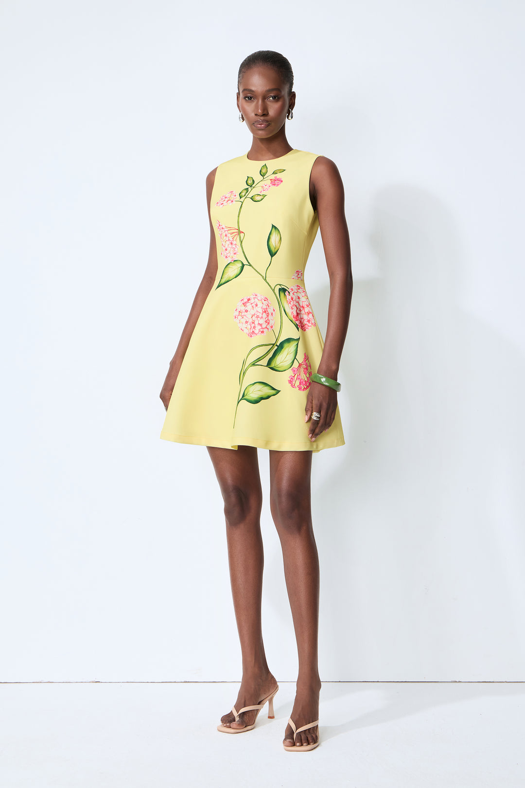 Sunny Darling Gelbes ärmelloses Minikleid mit Blumenmuster Vorderansicht - KYMA