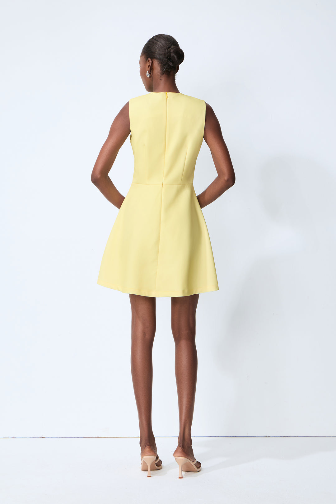 Sunny Darling Gelbes ärmelloses Minikleid mit Blumenmuster Model - KYMA