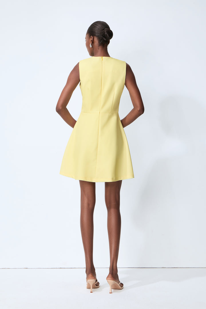 Sunny Darling Gelbes ärmelloses Minikleid mit Blumenmuster Model - KYMA