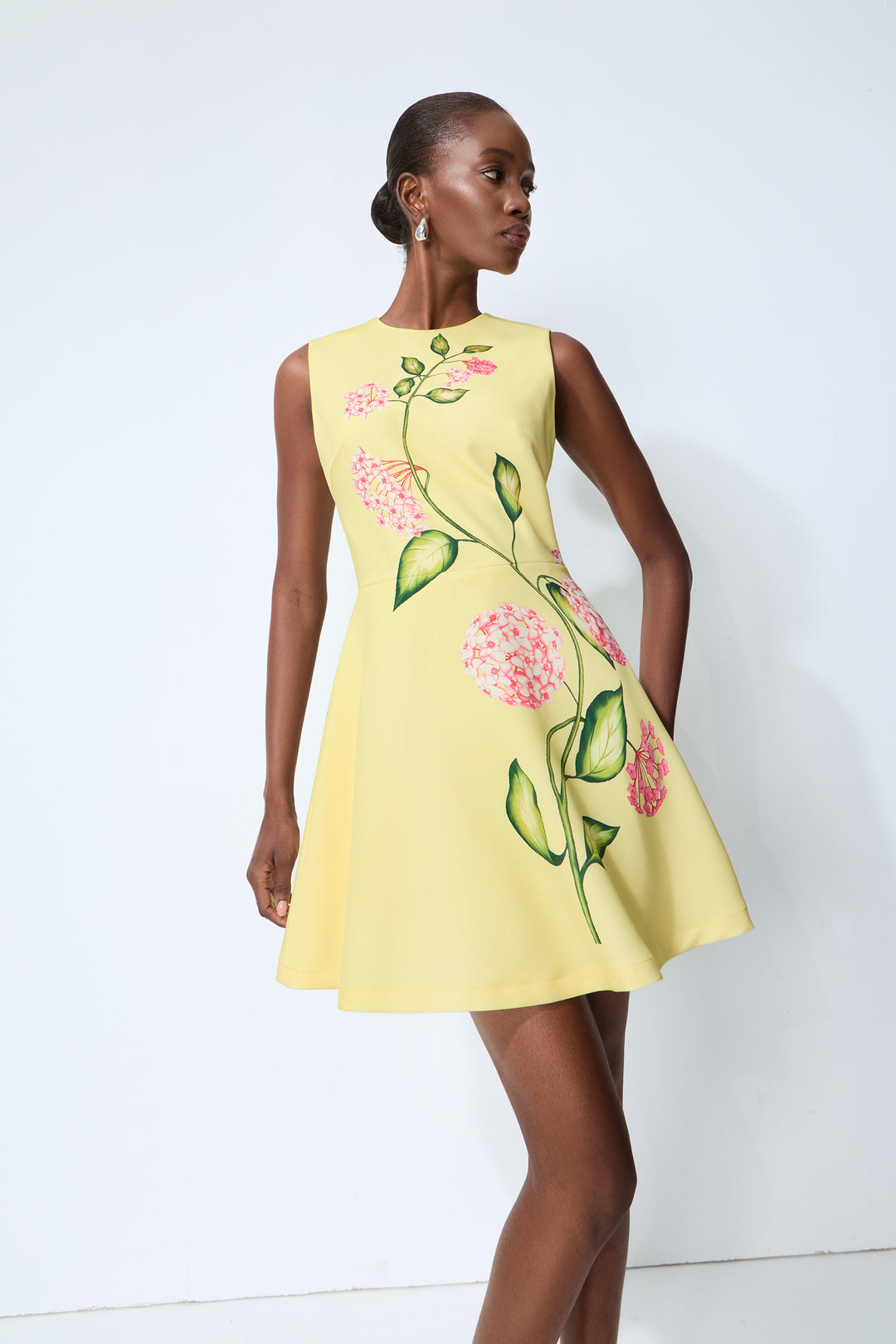 Sunny Darling Gelbes ärmelloses Minikleid mit Blumenmuster mit Accessoires - KYMA