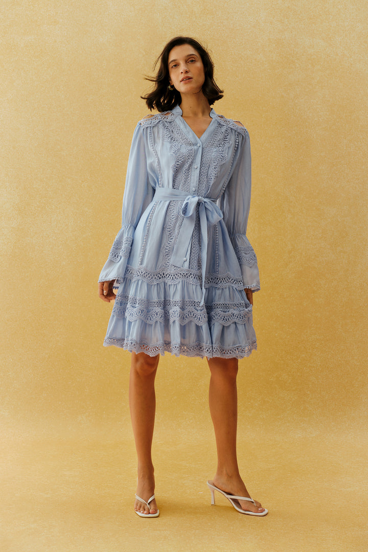 Blaues Minikleid mit V-Ausschnitt, Spitze und Stufenrock
