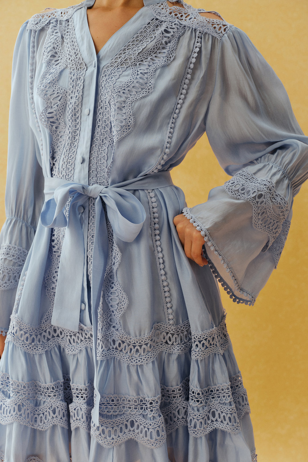 Styling-Vorschlag: Minikleid mit Sandalen
