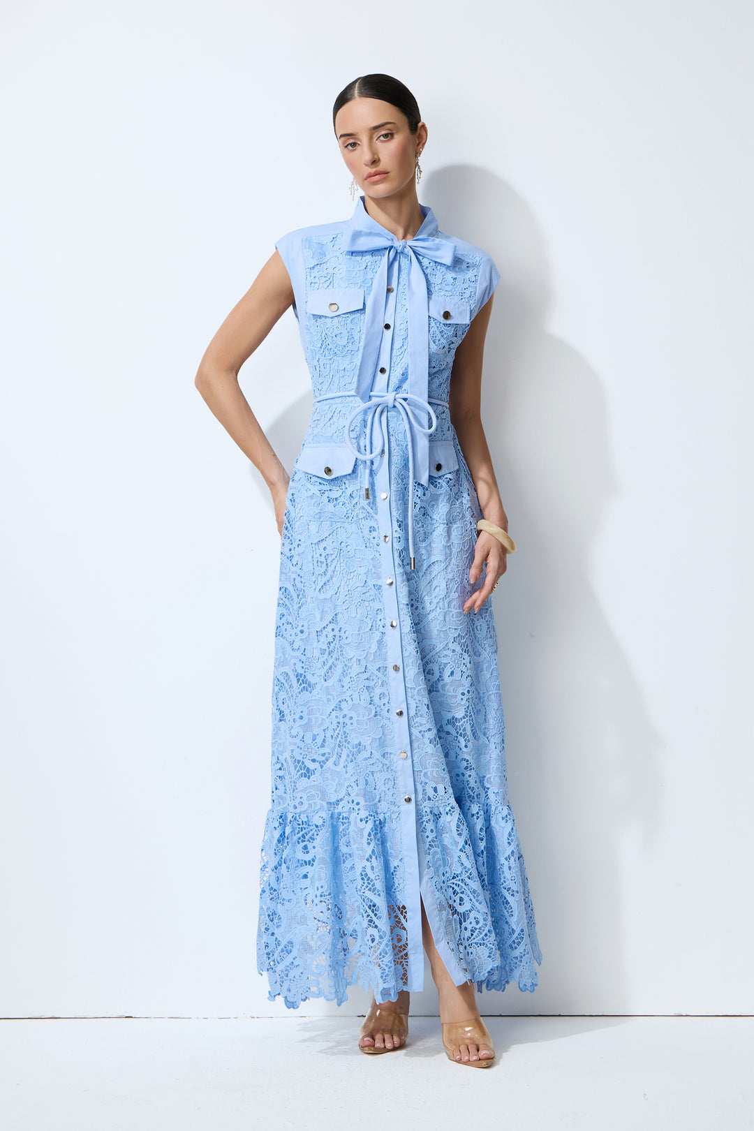 Sweet Glow Blaues Maxikleid aus Spitze mit Schleifenkragen und kurzen Ärmeln – Vorderansicht