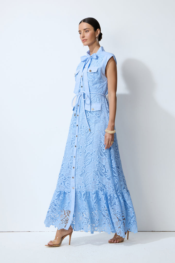 Durchgehende Knopfleiste vorne am blauen Kleid