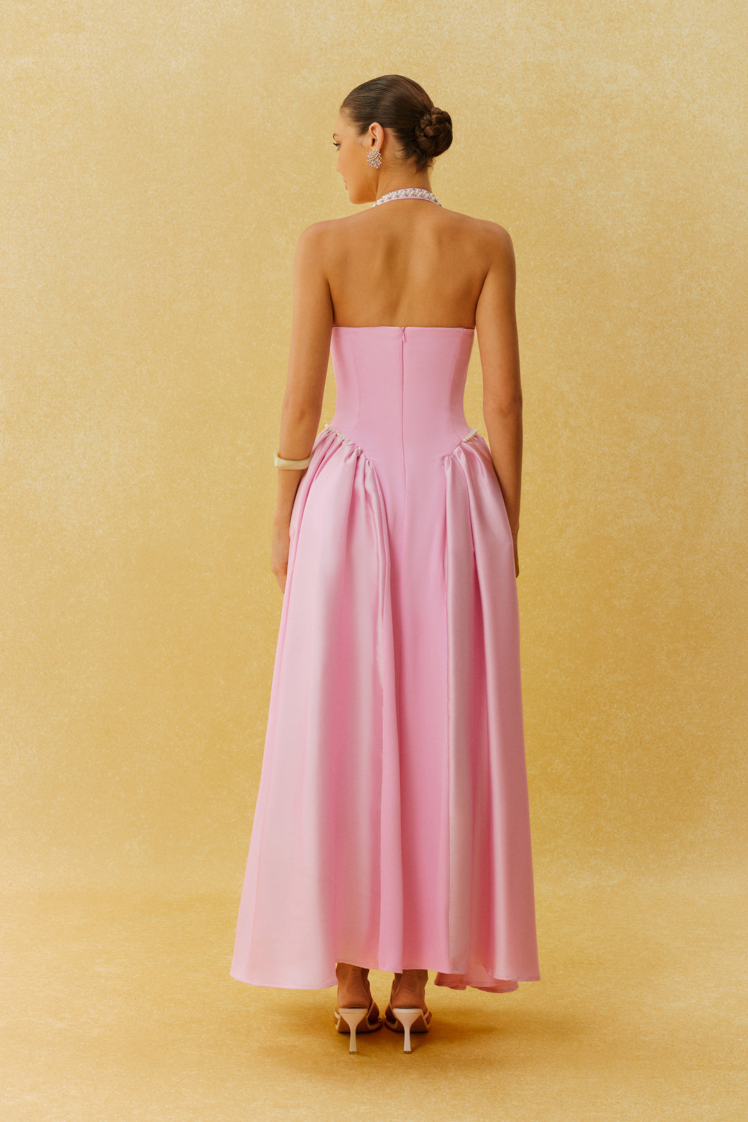 Model trägt das rosa Maxikleid - KYMA