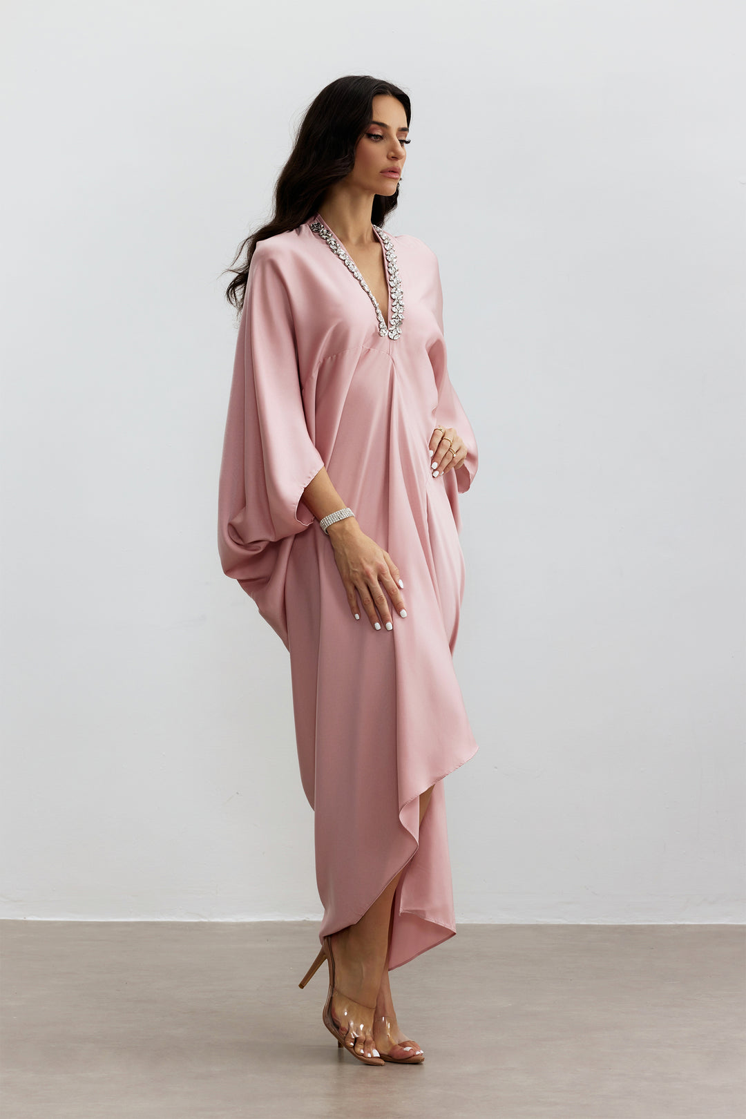 Model trägt den Tasha Kaftan in Rosa - KYMA