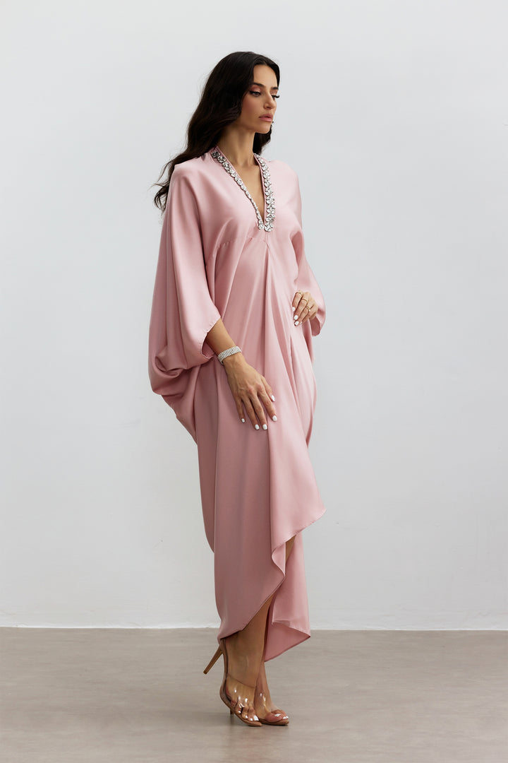 Model trägt den Tasha Kaftan in Rosa - KYMA