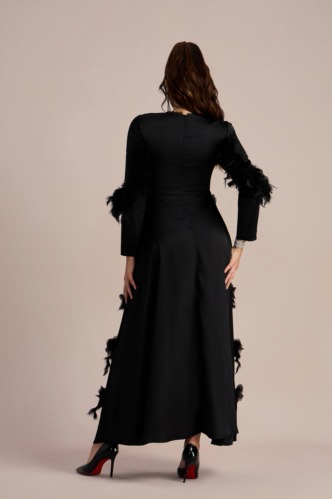 Fotomodell trägt das Theresa Maxikleid - KYMA