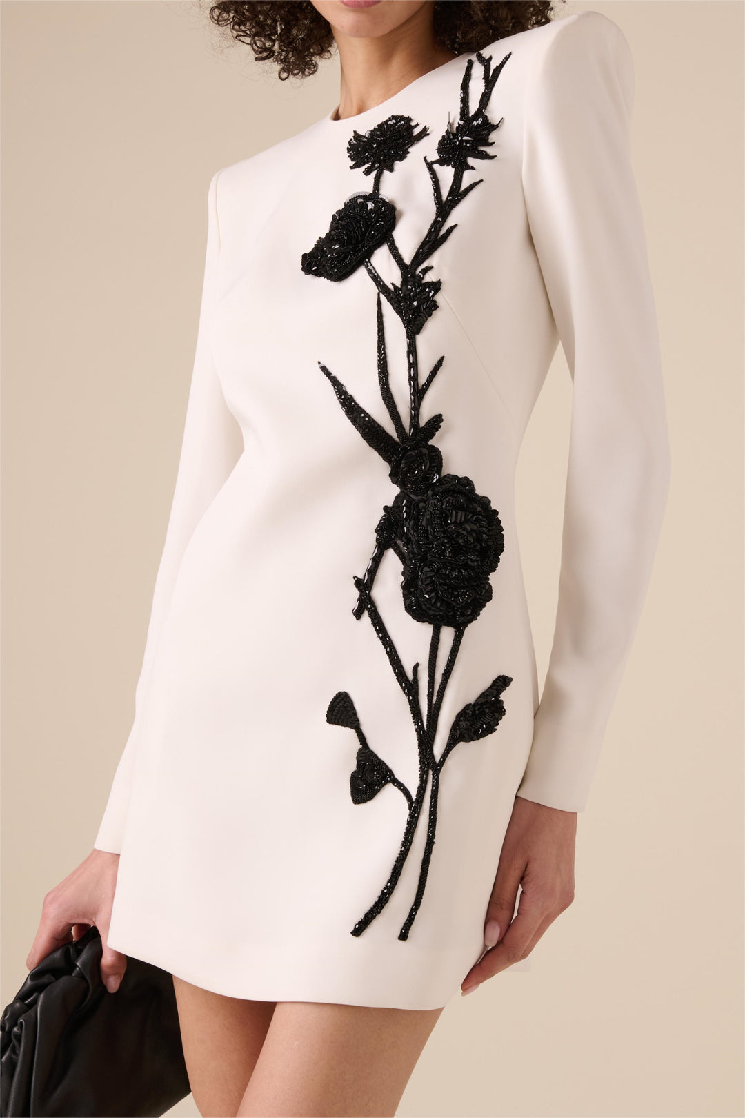 Venus Mini-Kleid mit Blumenstickerei und Perlen Silhouette - KYMA
