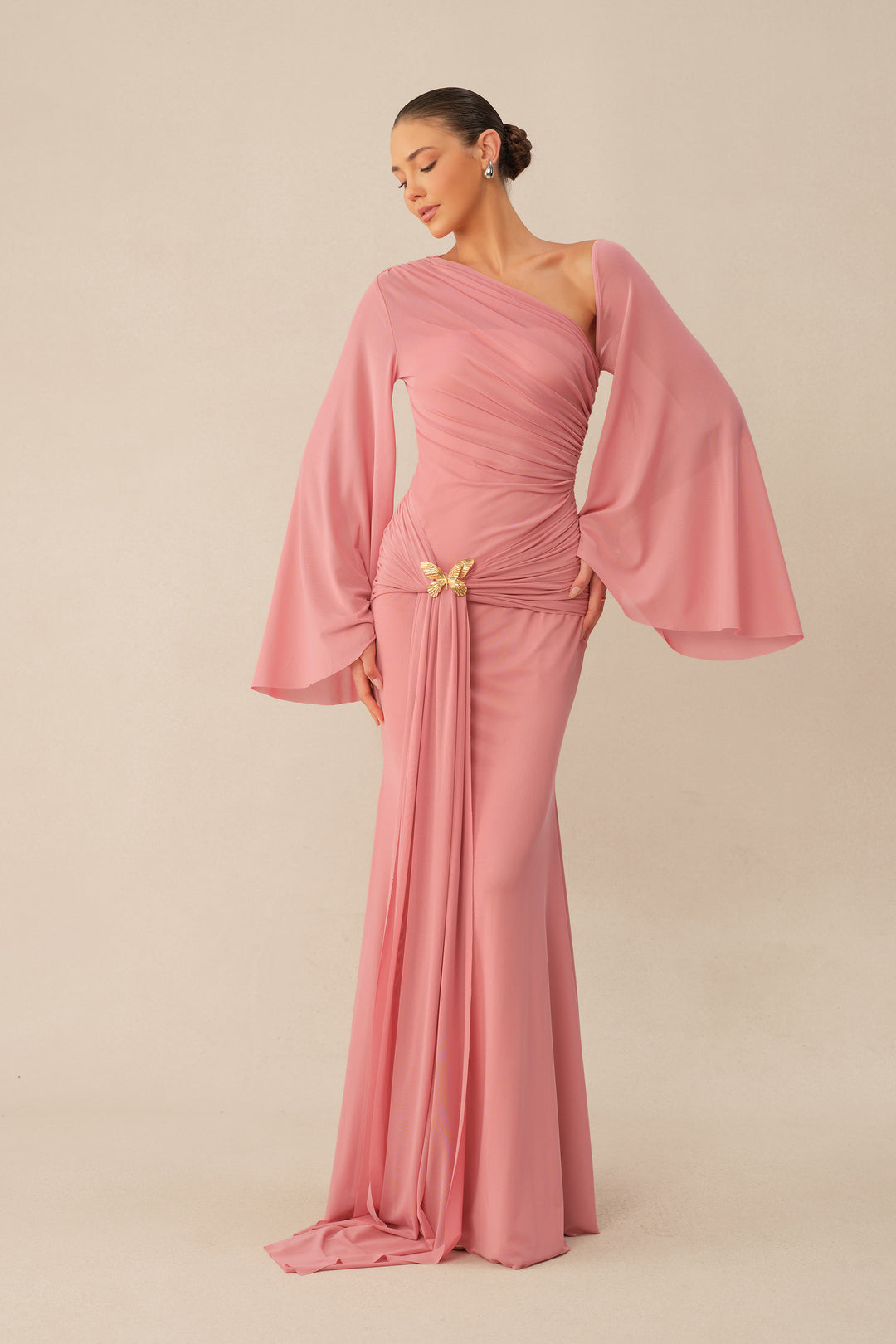Pinkes One-Shoulder-Maxikleid mit Schmetterlingsbrosche - KYMA