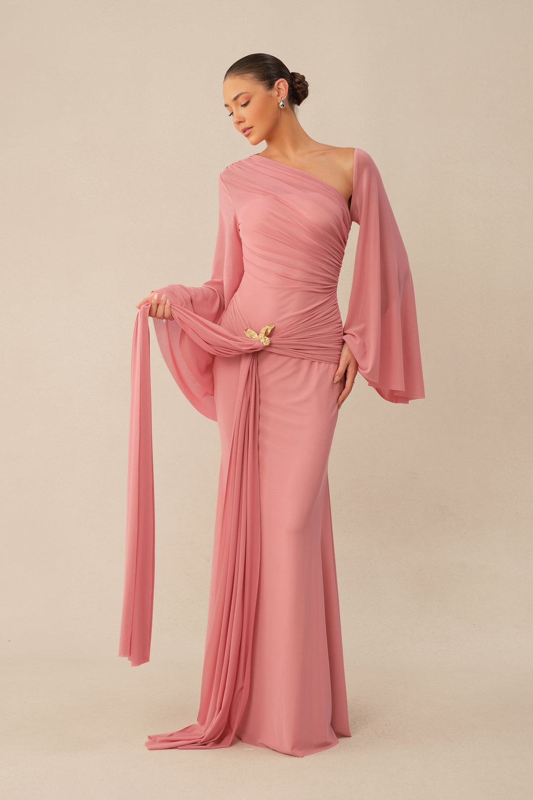 Nahaufnahme des One-Shoulder-Ausschnitts und des Ärmels - KYMA