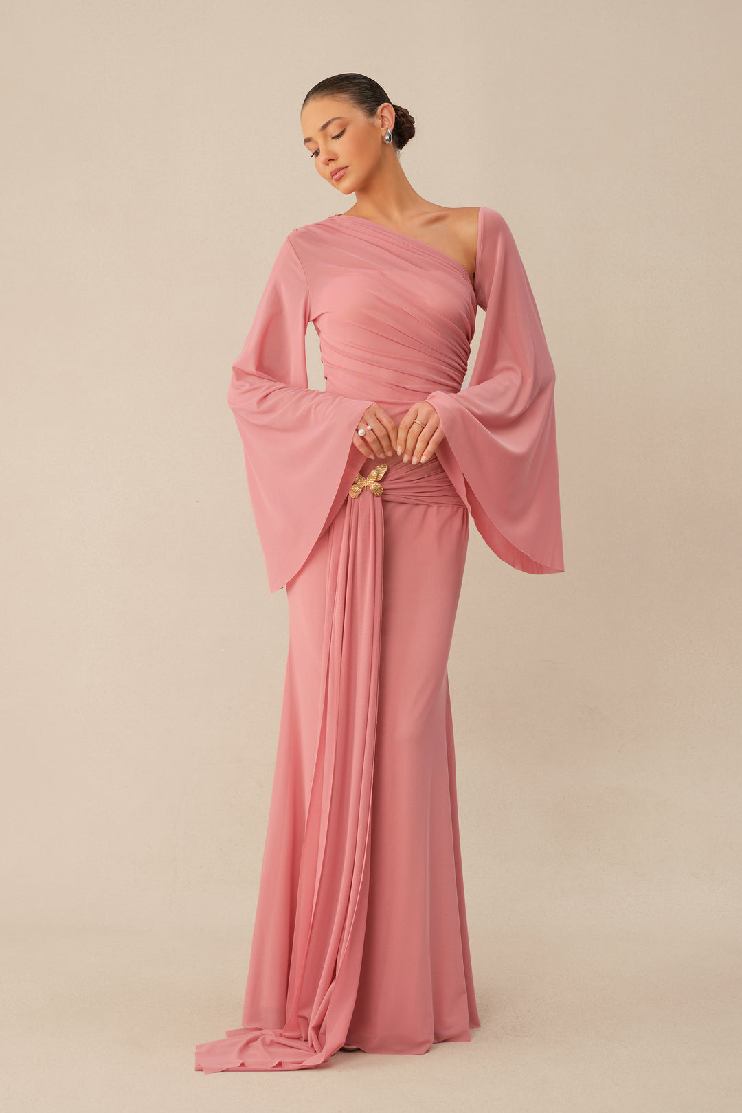 Model trägt das pinke Maxikleid bei einer Abendveranstaltung - KYMA