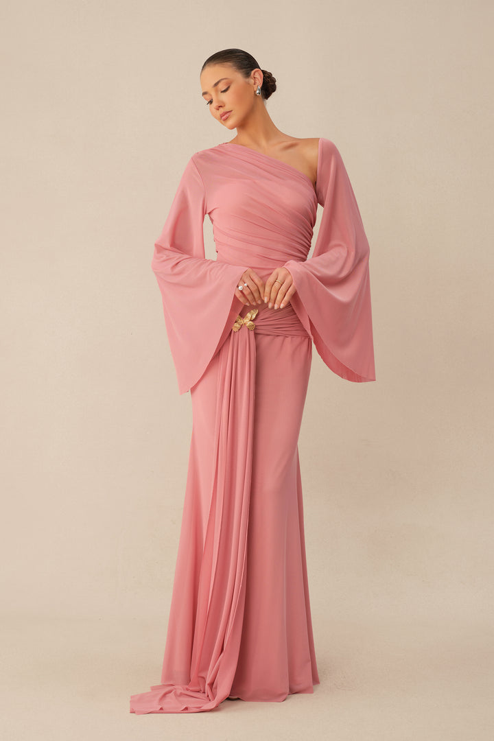 Model trägt das pinke Maxikleid bei einer Abendveranstaltung - KYMA