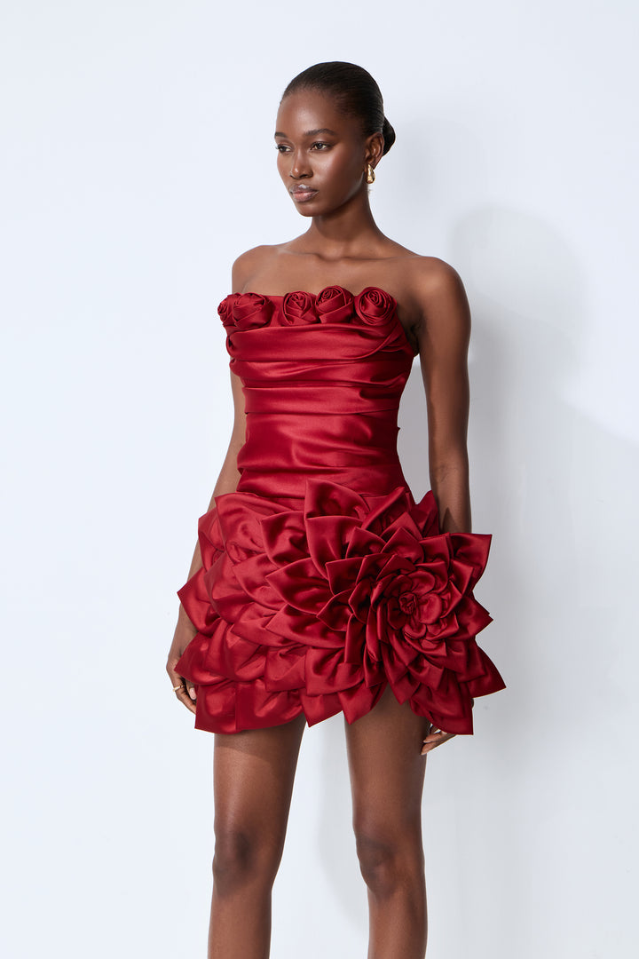 Verführerisches Satin-Minikleid mit Rosenapplikation – KYMA