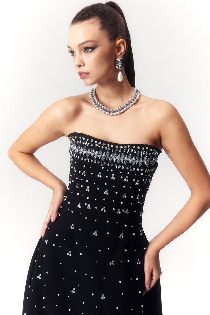 Detail Kristallverzierungen am Midi-Kleid - KYMA