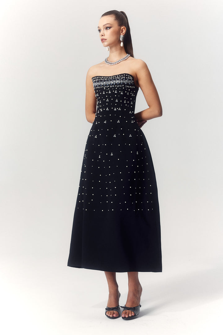 Ausschnitt des Off-Shoulder-Kleids - KYMA