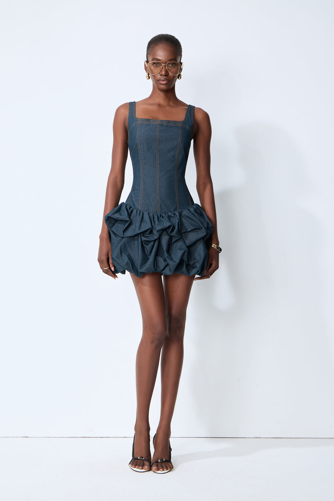 Verspieltes Jeans-Minikleid mit Ballonrock – Vorderansicht