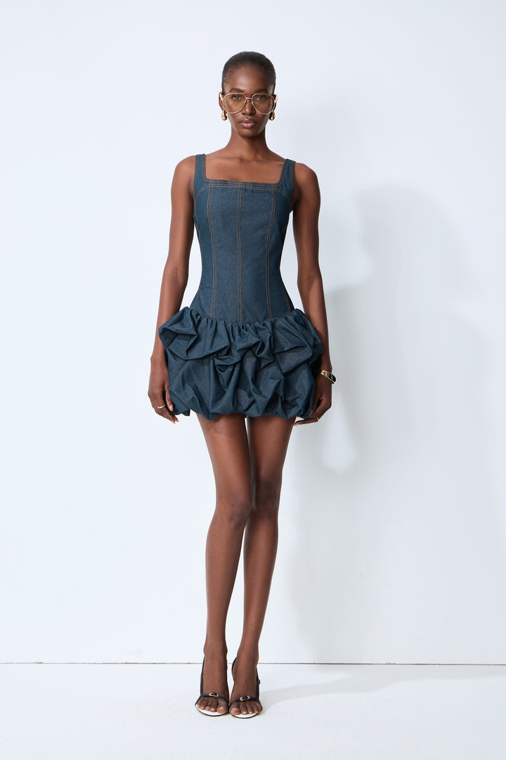 Verspieltes Jeans-Minikleid mit Ballonrock – Vorderansicht