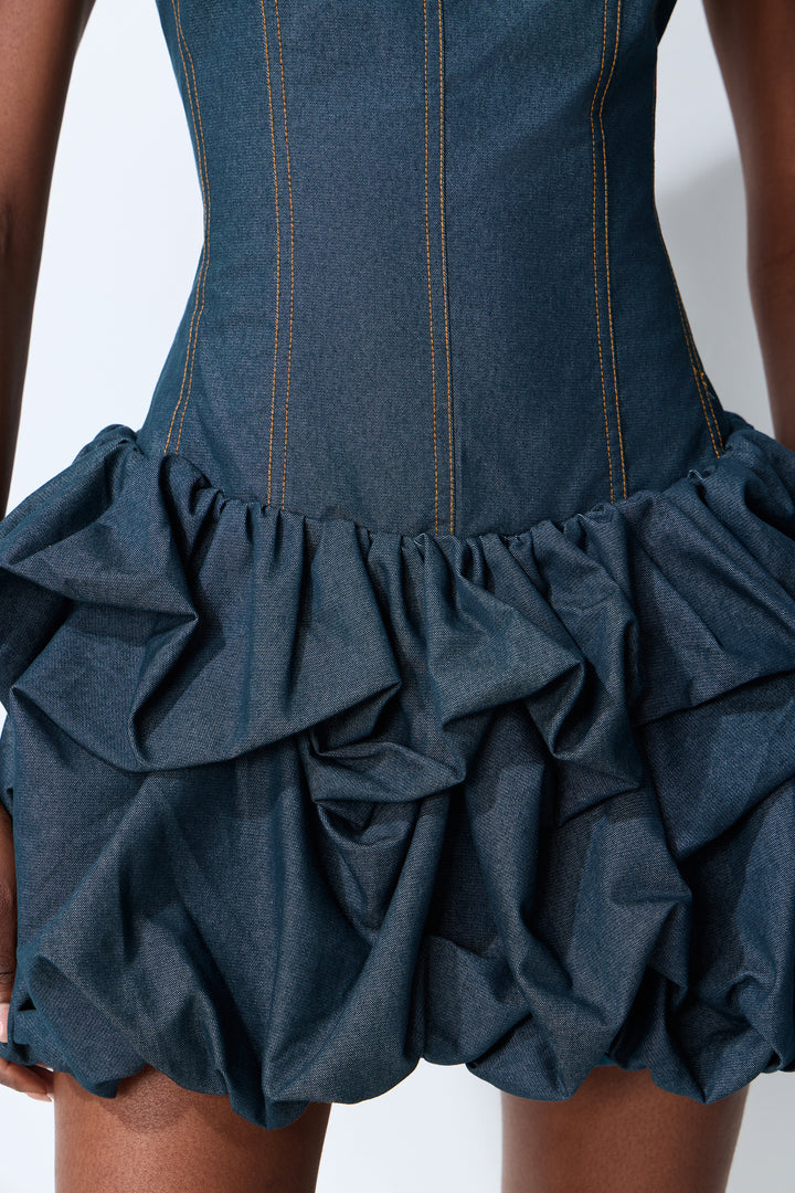 Kleid mit kontrastierenden Nähten