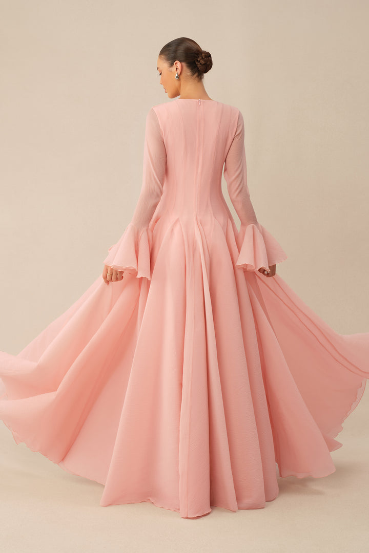 Model trägt das Kleid mit dem passenden Hijab-Schal - KYMA