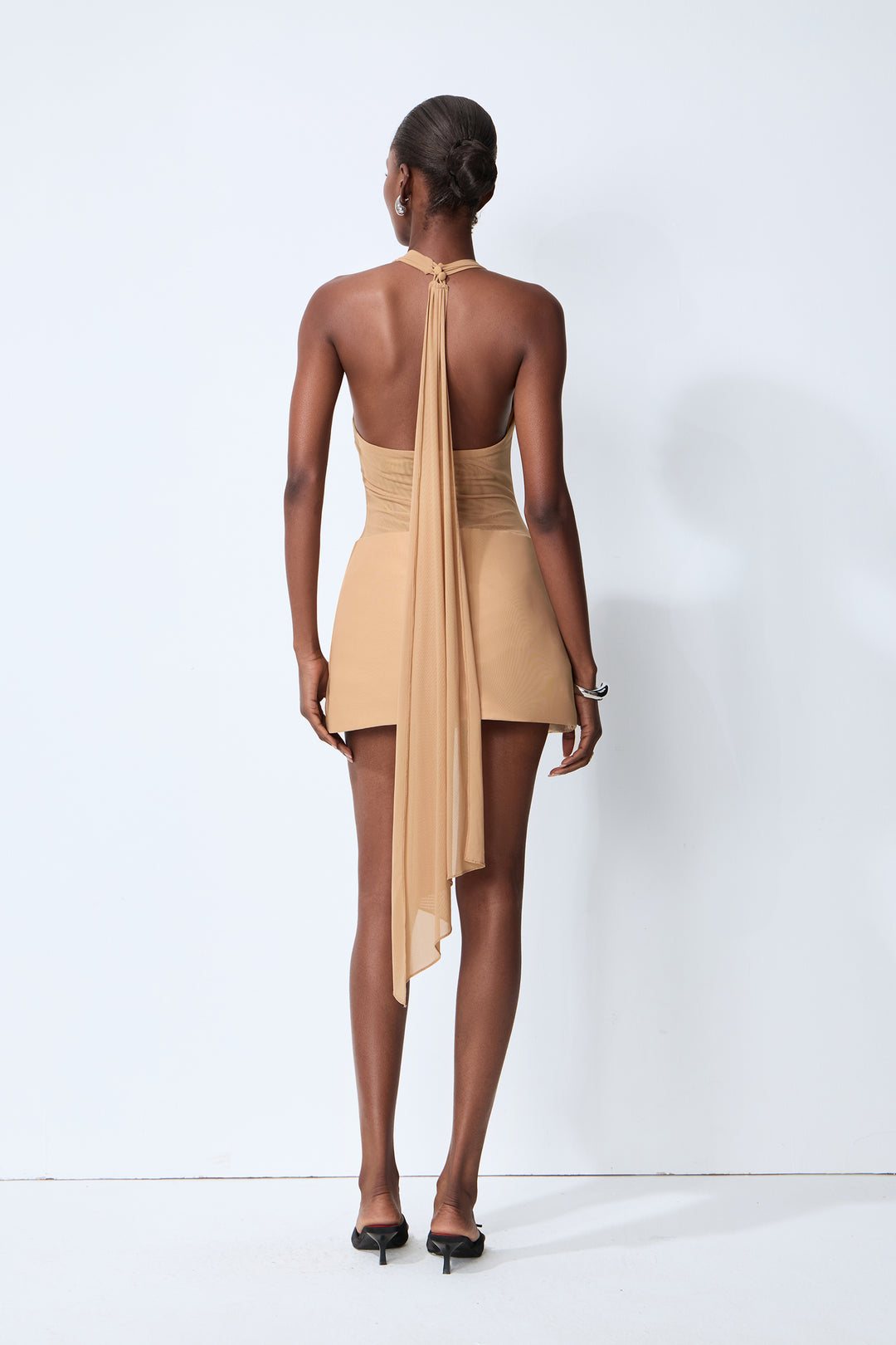 Model trägt das Khaki-Minikleid bei Nacht - KYMA