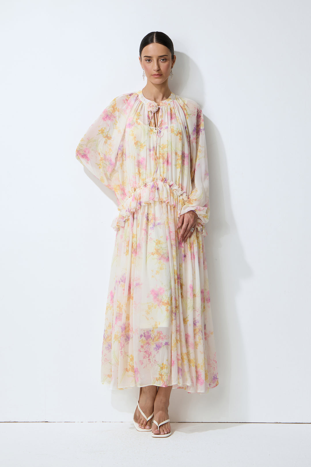 Apricotfarbenes Chiffon Maxikleid mit Blumenprint und Laternenärmeln - KYMA