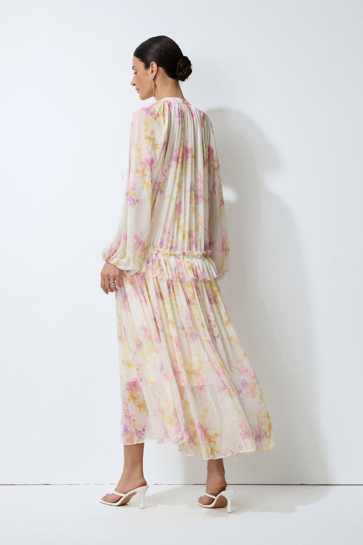 Model trägt das Blumen-Maxikleid - KYMA