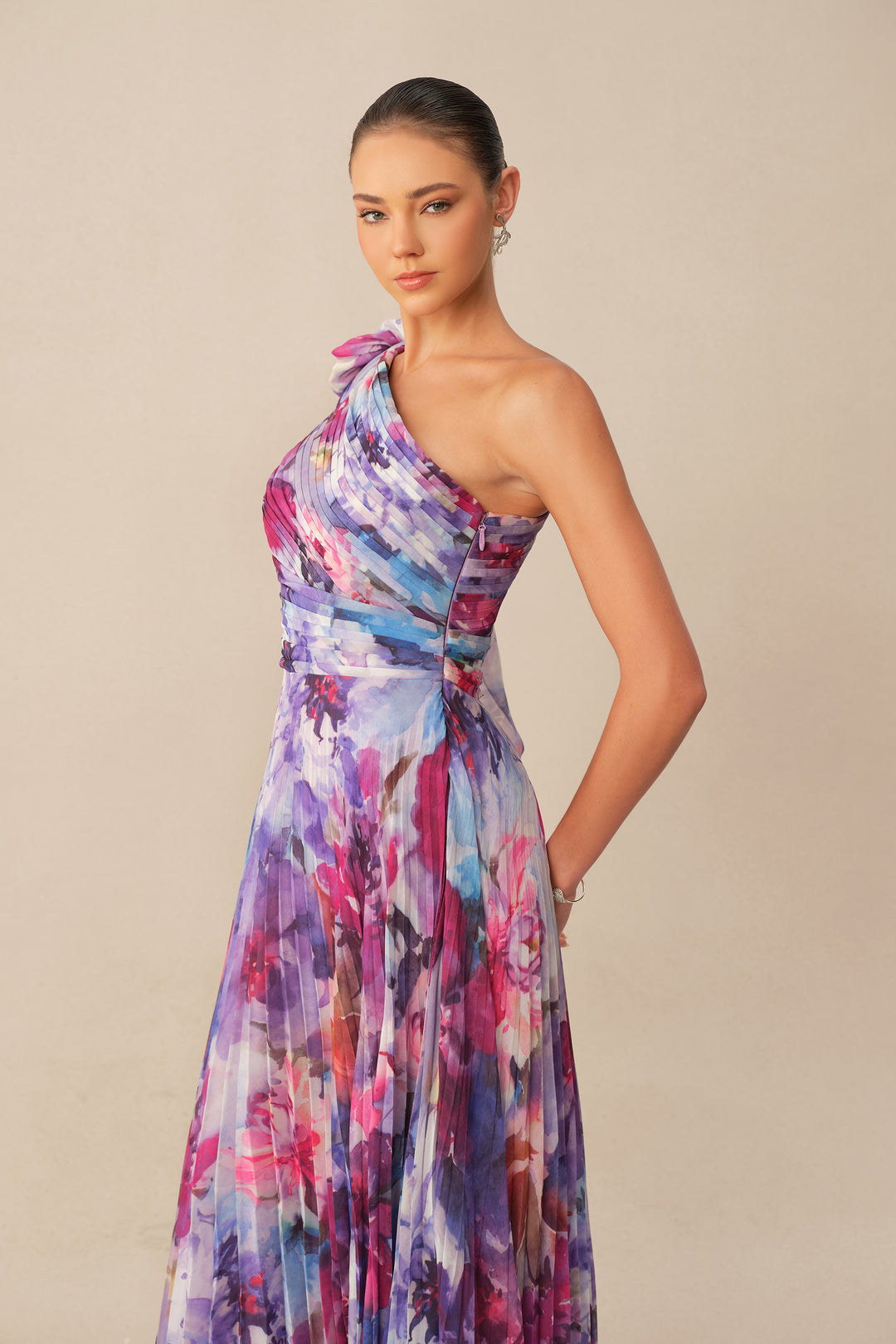 Lila Maxikleid mit Blumenprint und One-Shoulder-Träger – KYMA