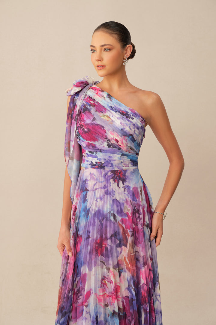 Lila Maxikleid mit Blumenprint und One-Shoulder-Träger – KYMA