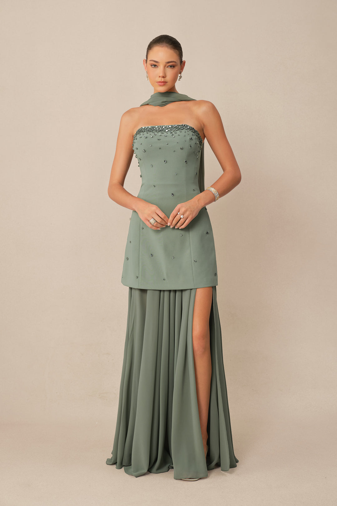 Salbeigrünes Mini- und Maxikleid Set mit Strassverzierungen und Schal - KYMA