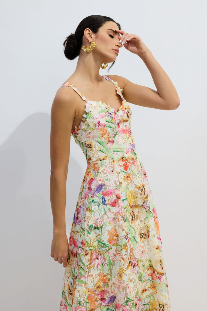 Model trägt das Midikleid bei einer Veranstaltung - KYMA