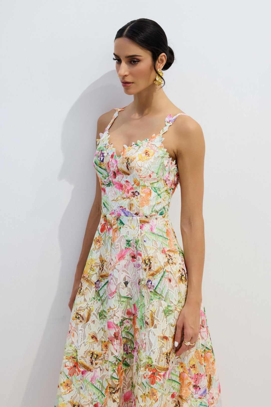 Detailaufnahme der Blumenstickerei auf dem Midikleid - KYMA