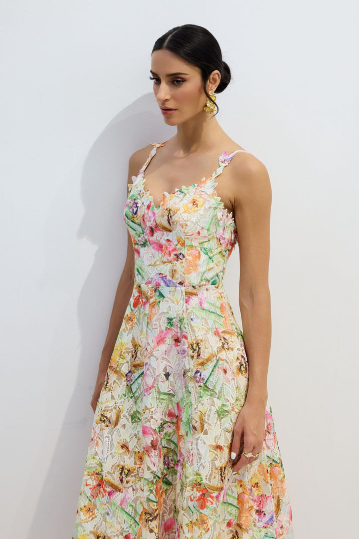 Detailaufnahme der Blumenstickerei auf dem Midikleid - KYMA