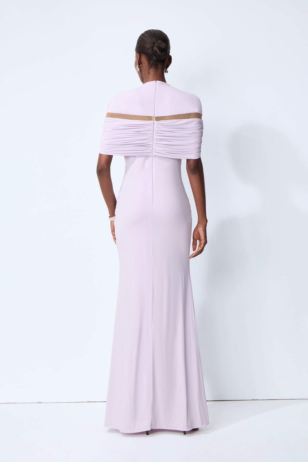 Model trägt das violette Strick-Maxikleid