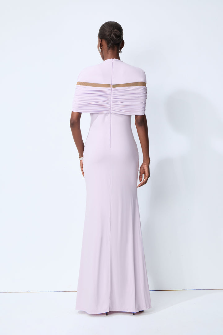 Model trägt das violette Strick-Maxikleid
