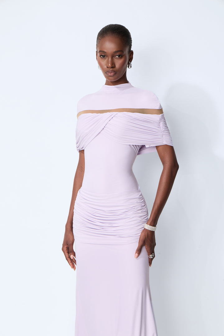 Textur des Strickstoffs im violetten Maxikleid
