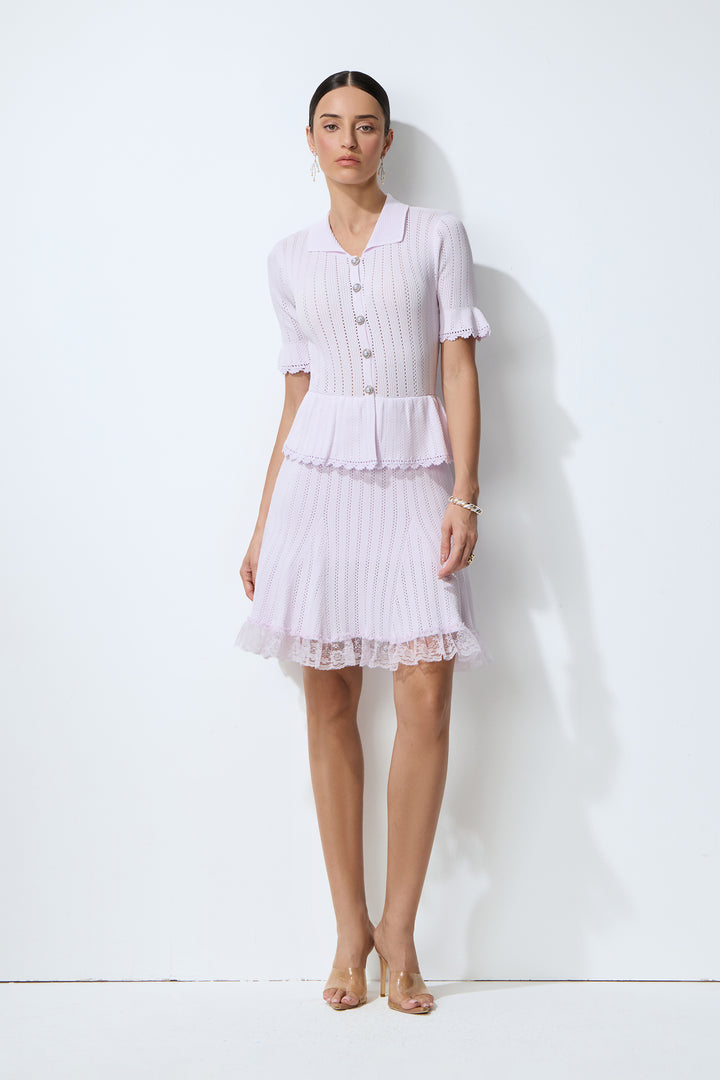 Violettes Strick-Minikleid mit Spitzensaum und Rüschenärmeln