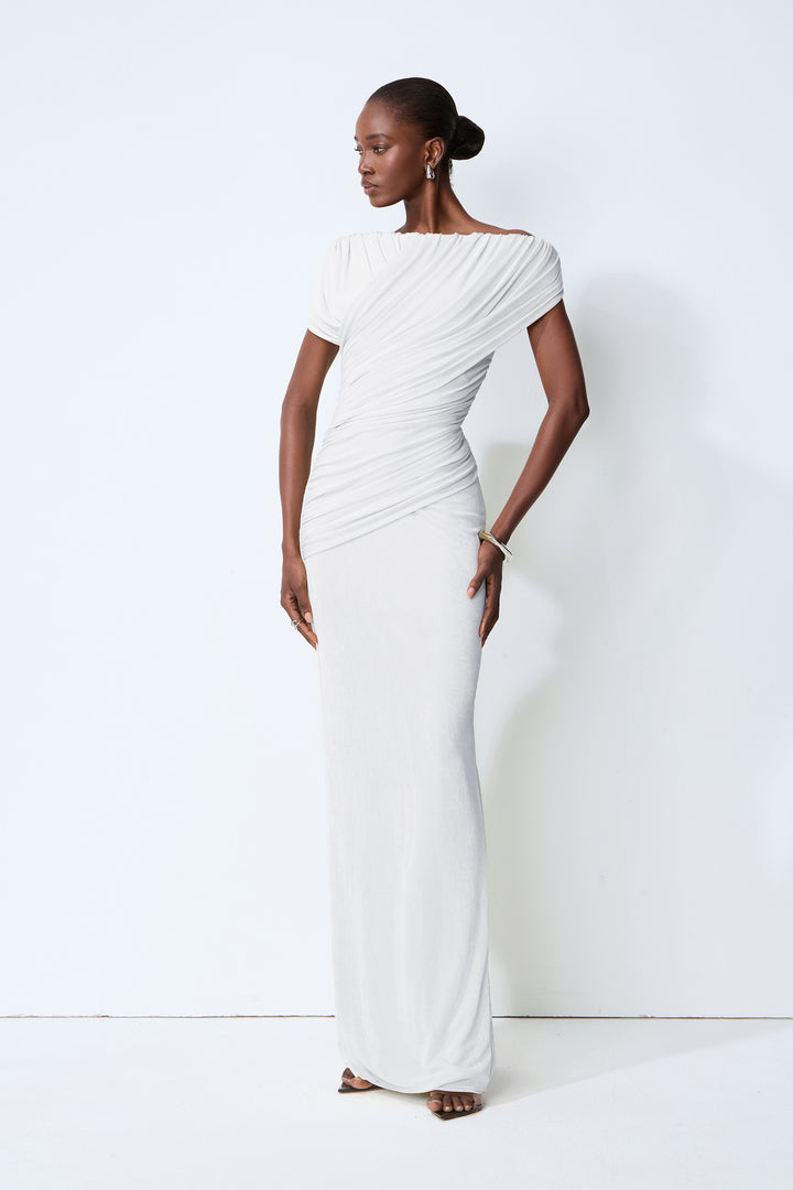 Weißes schulterfreies Maxikleid mit Raffung vorne