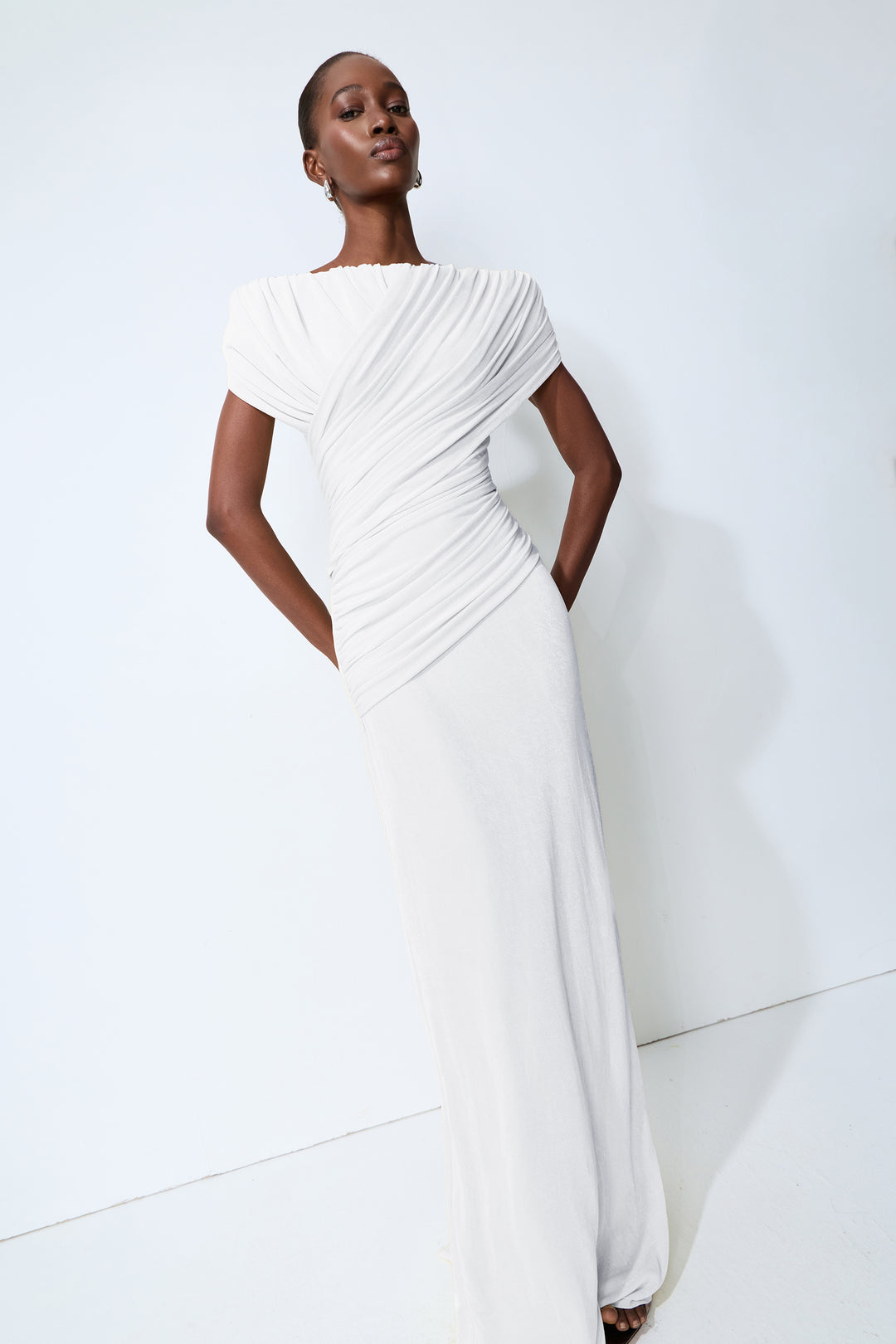 Weißes schulterfreies Maxikleid mit Raffung Detail 3