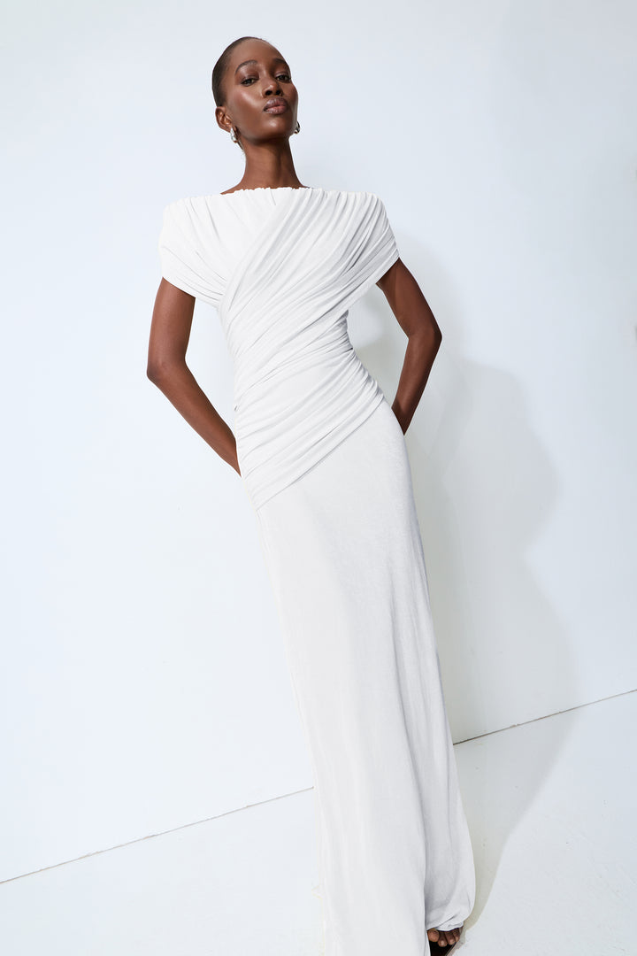 Weißes schulterfreies Maxikleid mit Raffung Detail 3