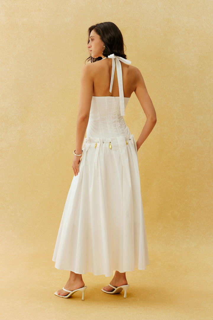 Model trägt das weiße Neckholder-Maxikleid